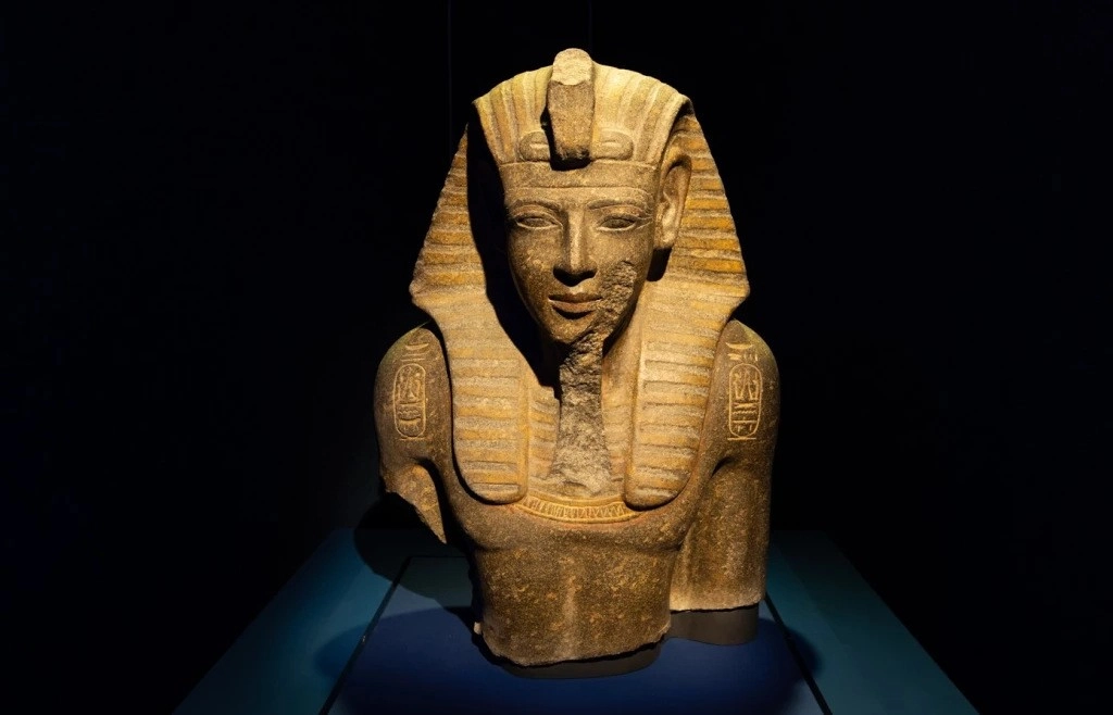 Statue de granit rouge RamsÃƒÂ¨s II